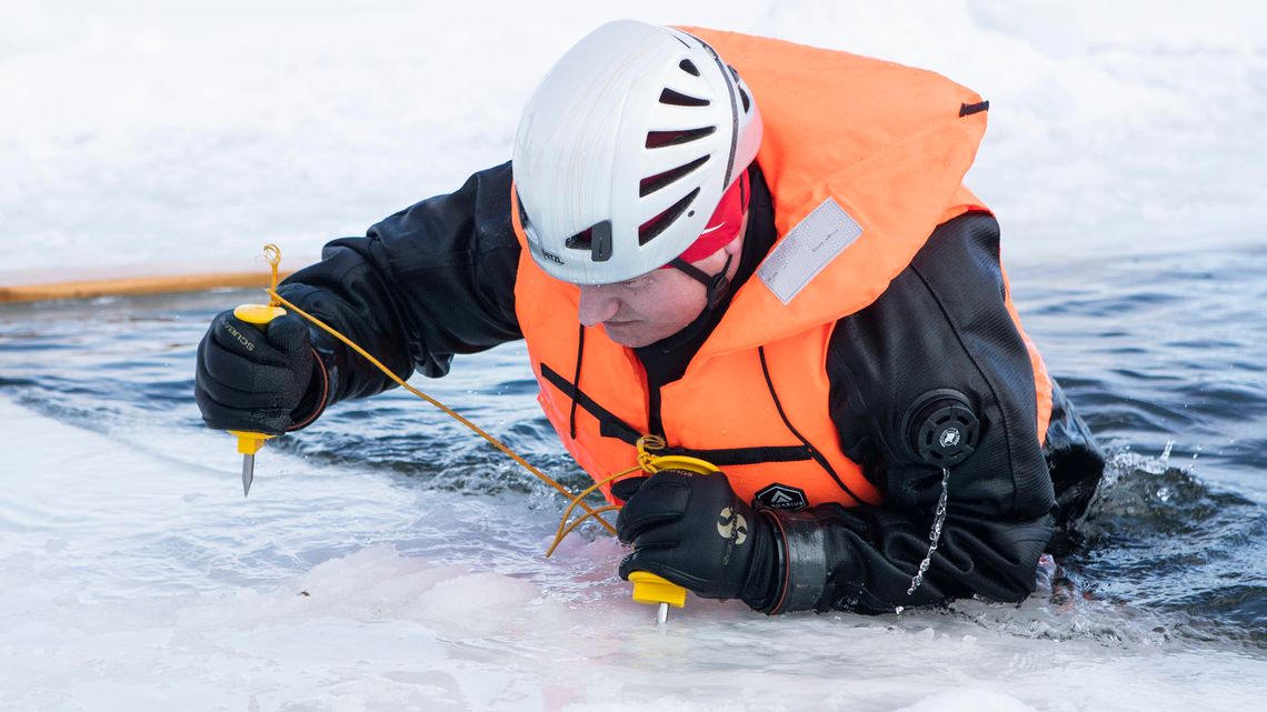 Woda i załamany lód. Ćwiczenia ratowników na Zalewie Zemborzyckim w Lublinie [zdjęcia]