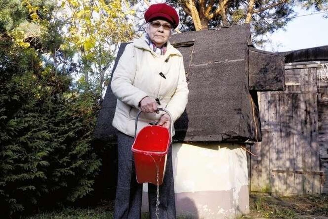 Woda jest "brudna, spieniona i śmierdzi". W jaki sposób została skażona studnia?