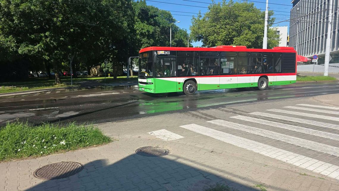 Woda na ulicy Chodźki. Na miejscu już działają służby