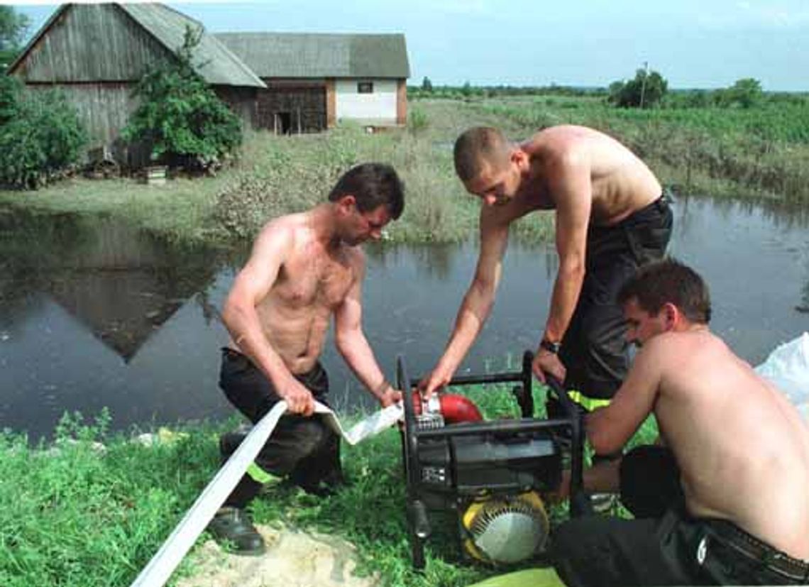 Woda odpływa, pomoc napływa