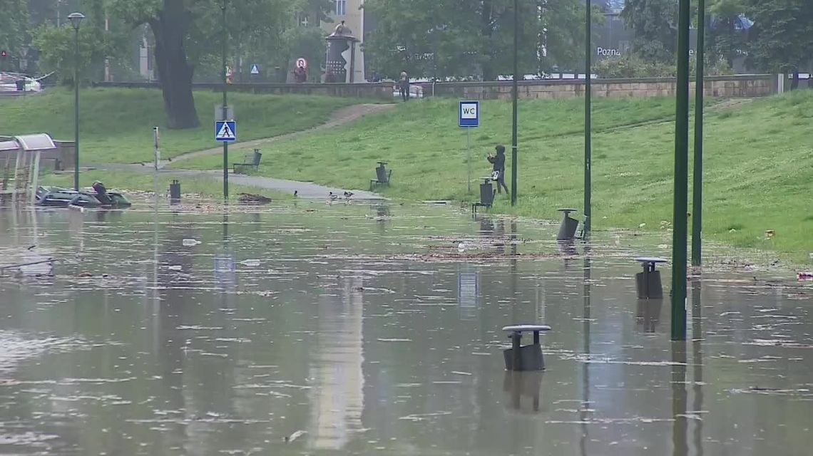 Woda wciąż zagraża. Blisko 2000 interwencji strażaków w ciągu doby [wideo]