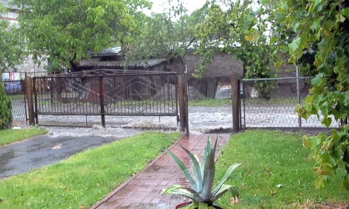 Woda z drogi zalewa posesję. Urzędnicy: Przygotowujemy dokumentację