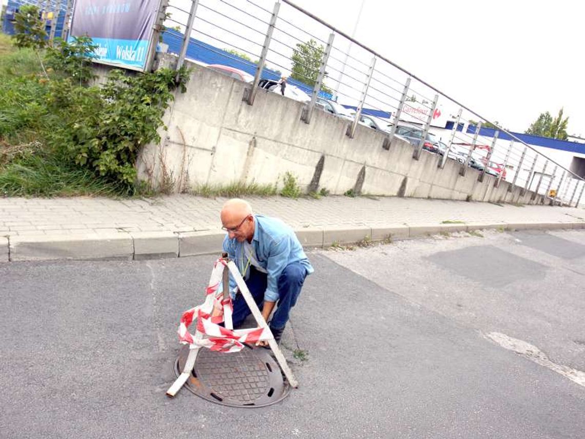 Woda ze studzienki przy ul. Wolskiej zalewa parkingi Woda ze studzienki przy ul. Wolskiej zalewa parkingi