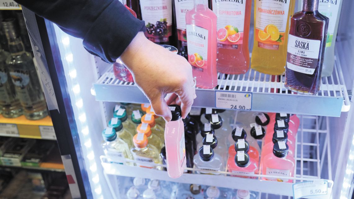 Wódka w małych butelkach podrożeje. Po to żebyśmy przestali ją pić 