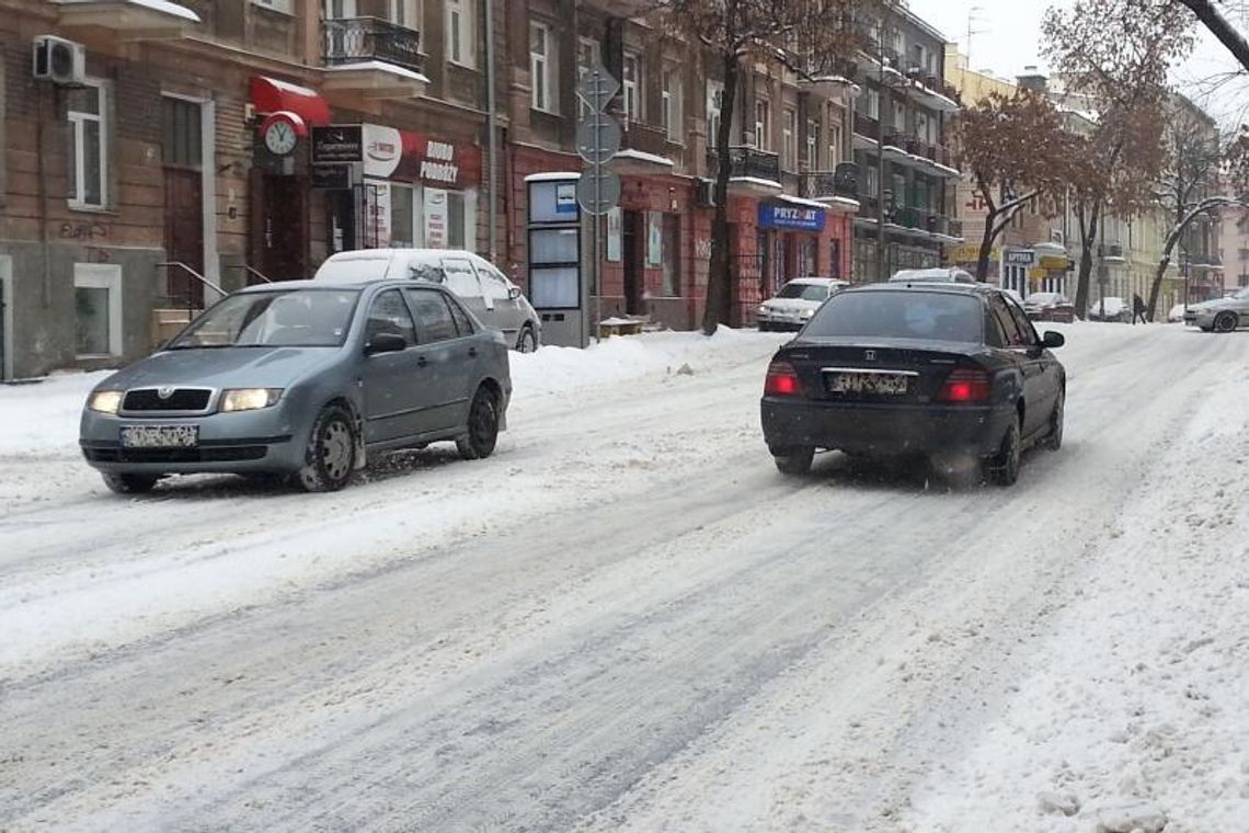 Woj. lubelskie: Zaśnieżone drogi, wstrzymane autobusy PKS Woj. lubelskie: Zaśnieżone drogi, wstrzymane autobusy PKS