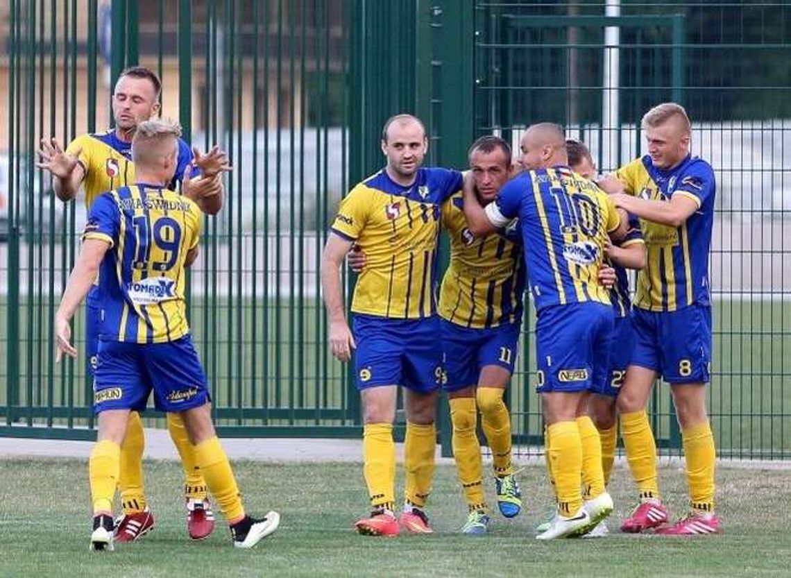 Wojciech Białek strzela, Avia wreszcie wygrywa