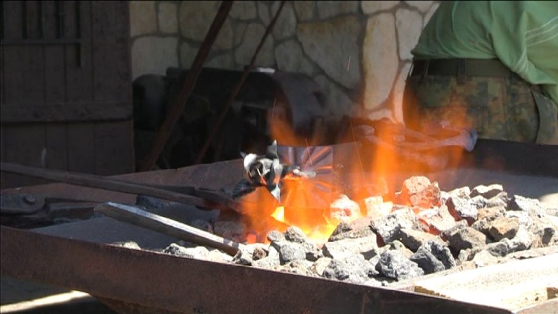 Wojciechów: kowale wciąż kują, aż iskry lecą (wideo)