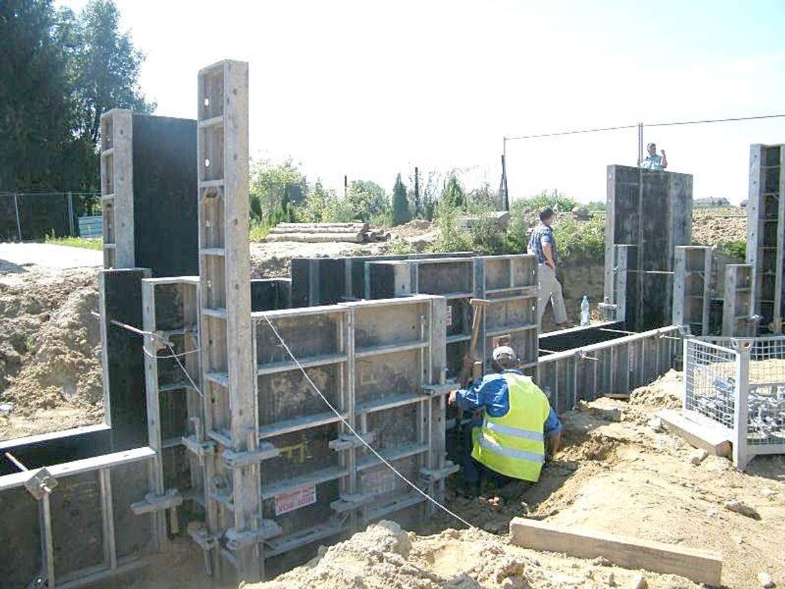 Wojciechów: Wykopali monety i porcelanę podczas budowy hali Wojciechów: Wykopali monety i porcelanę podczas budowy hali