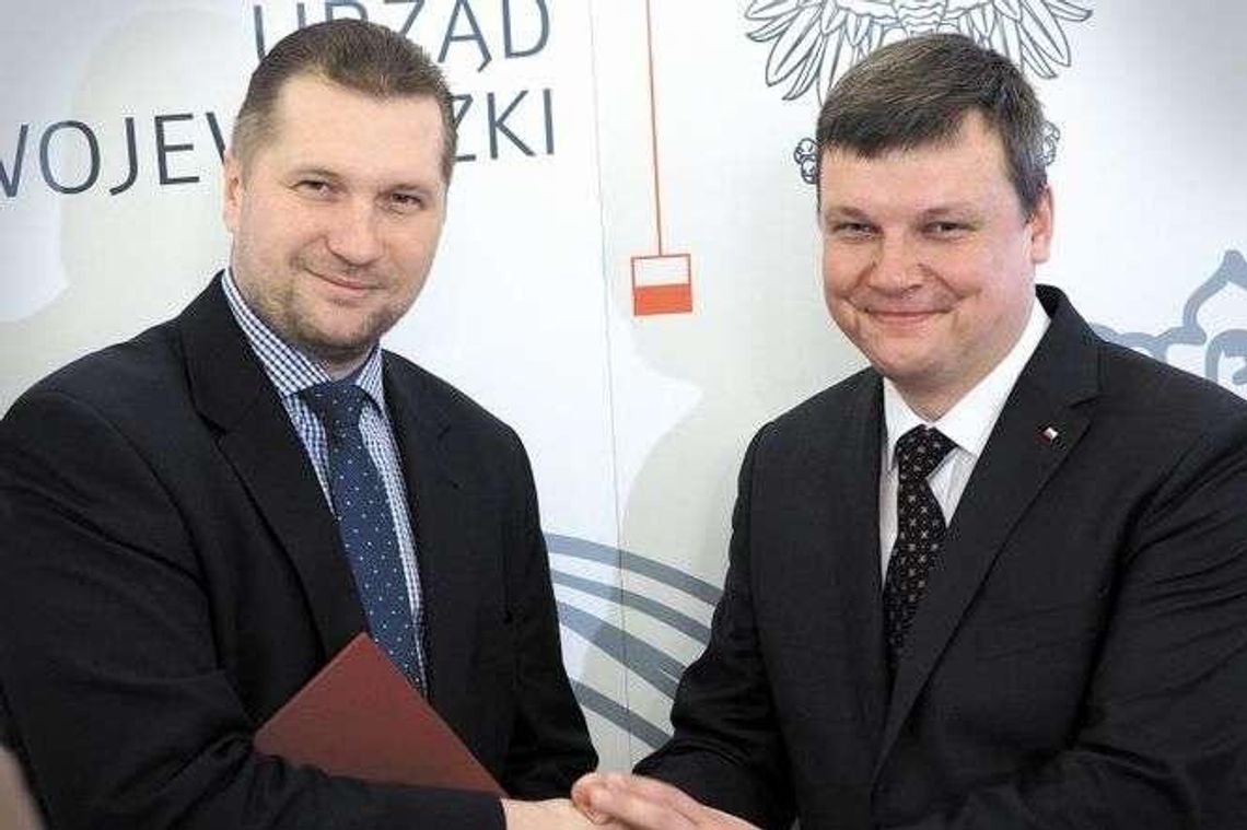 Wojewoda lubelski z nagrodą od Beaty Szydło. Ale inni dostali więcej Wojewoda lubelski z nagrodą od Beaty Szydło. Ale inni dostali więcej