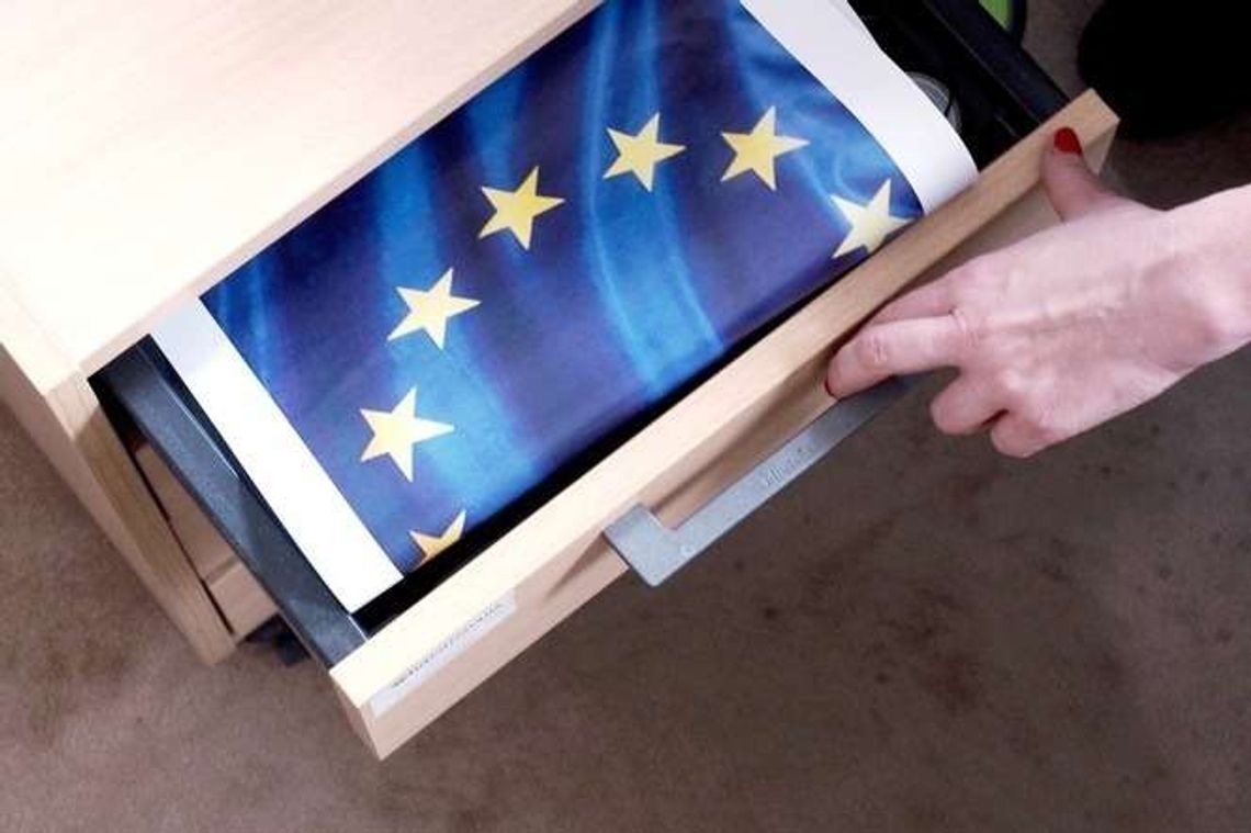 Wojewoda nie będzie częściowo eksponować flagi UE. To był Prima Aprilis Wojewoda nie będzie częściowo eksponować flagi UE. To był Prima Aprilis