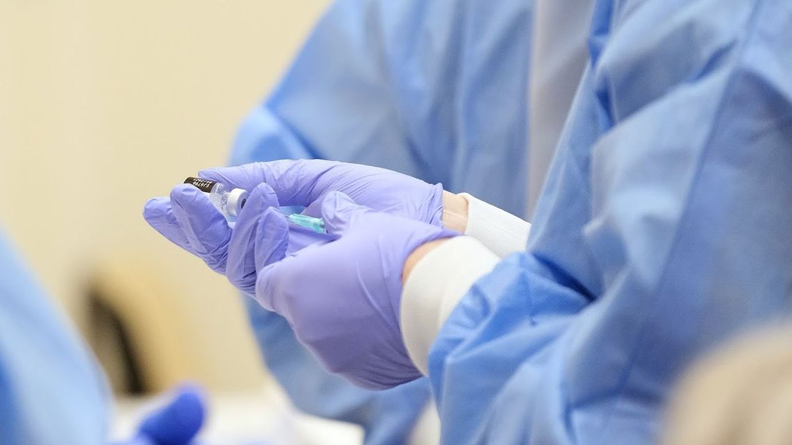 Wojewoda polecił, gminy mają dowieźć seniorów na szczepienia. Samorządowcy pytają o pieniądze