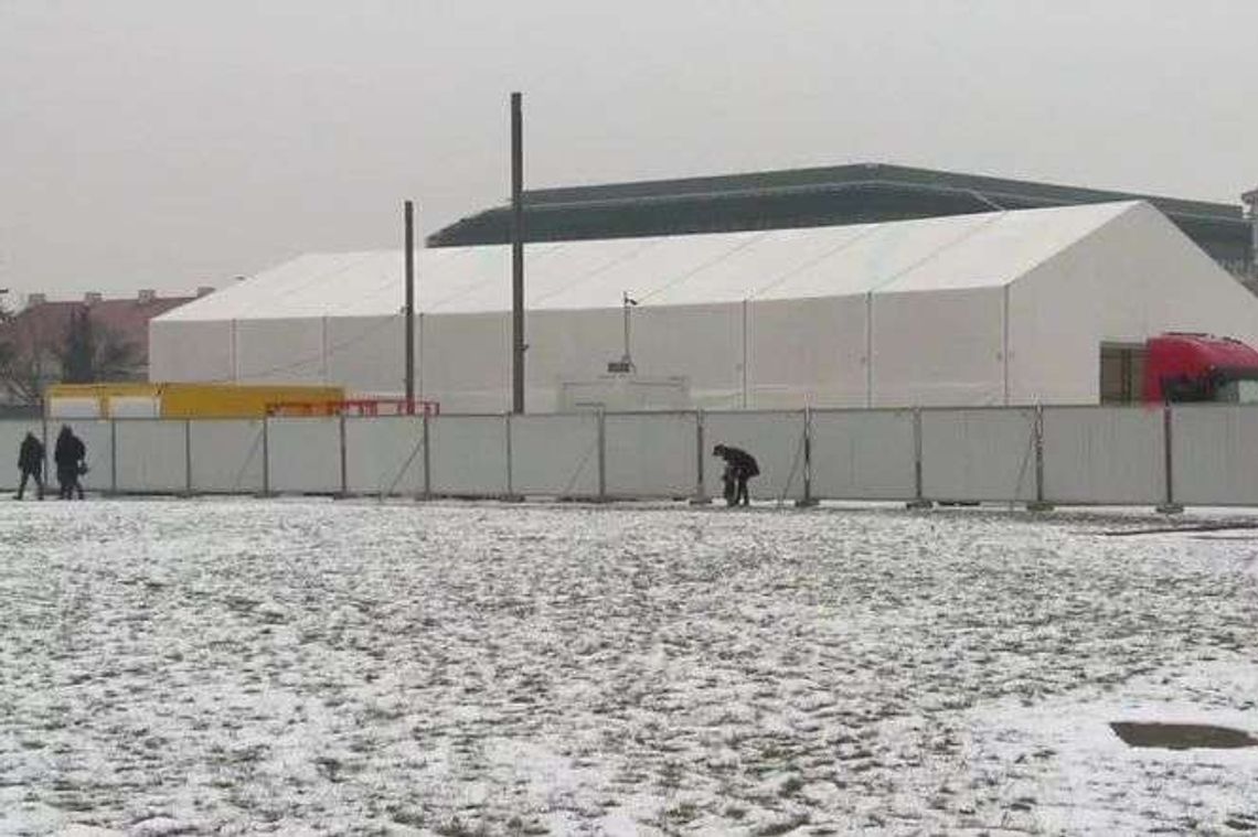 Wojewoda przejął teren w "celach obronnych", powstanie tu pomnik smoleński