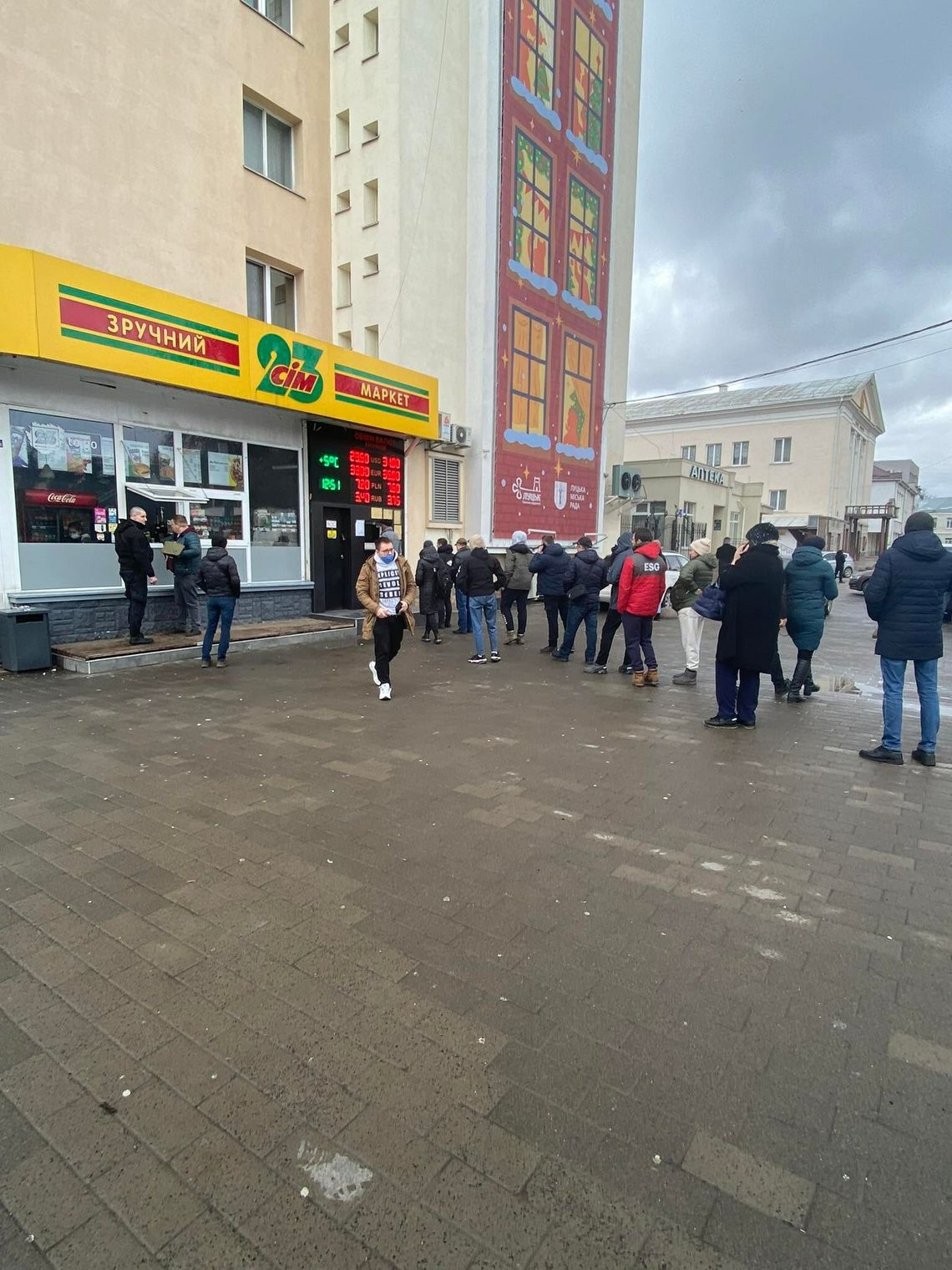 Wojna w Ukrainie: kolejki do bankomatów i w sklepach