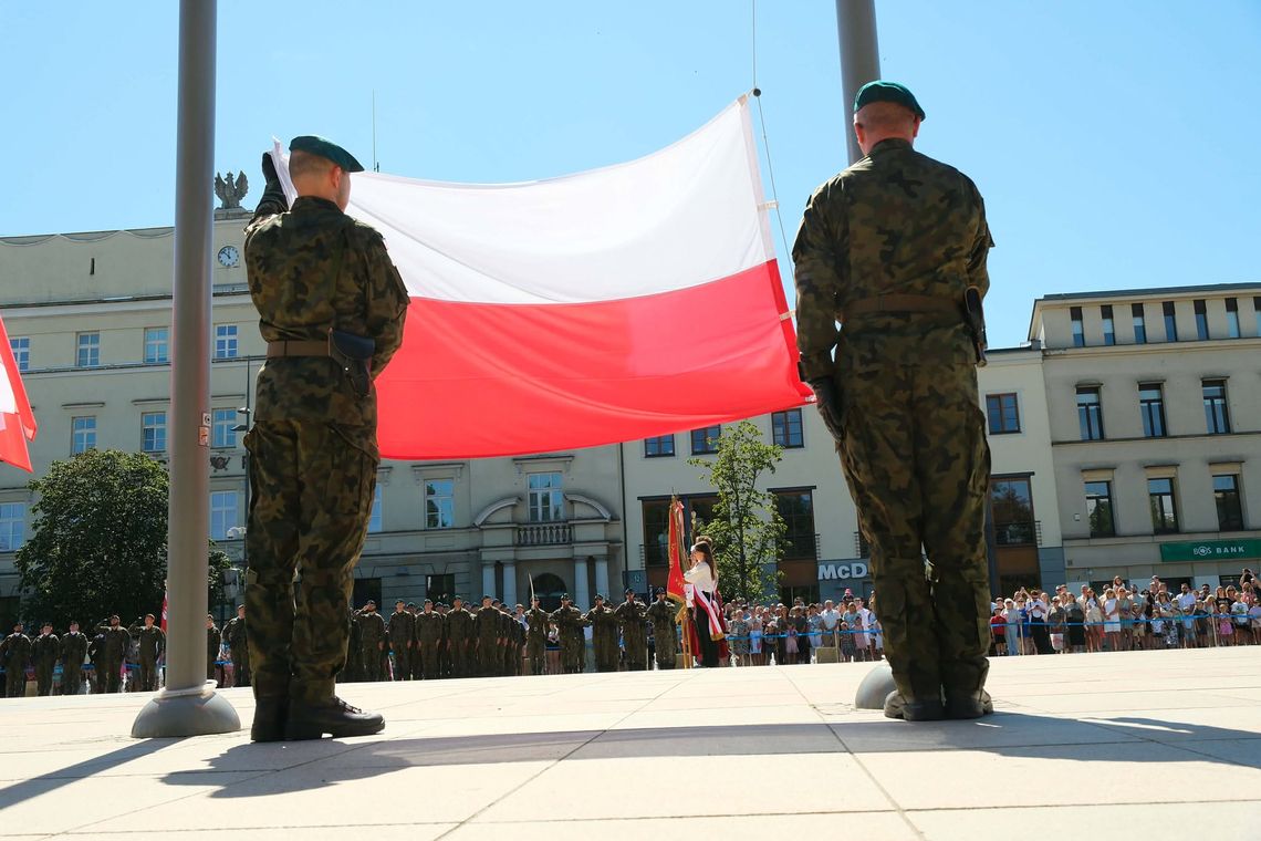Wojsko świętuje - awanse, defilady i grochówka Wojsko świętuje - awanse, defilady i grochówka
