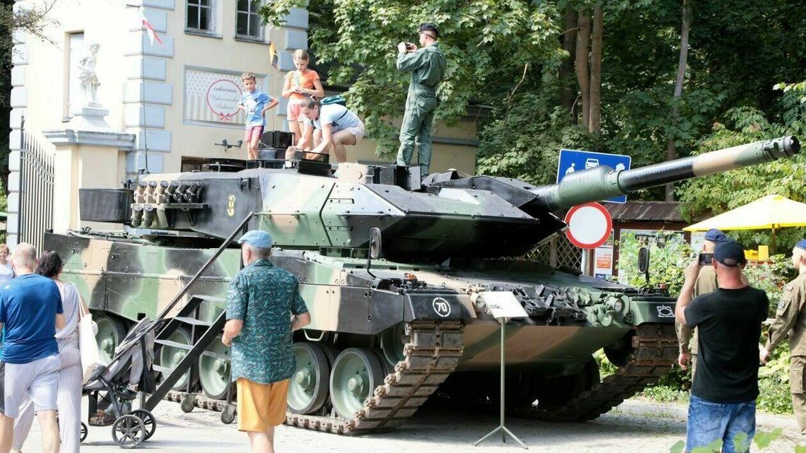 Wojsko szturmuje piknikami i grochówką