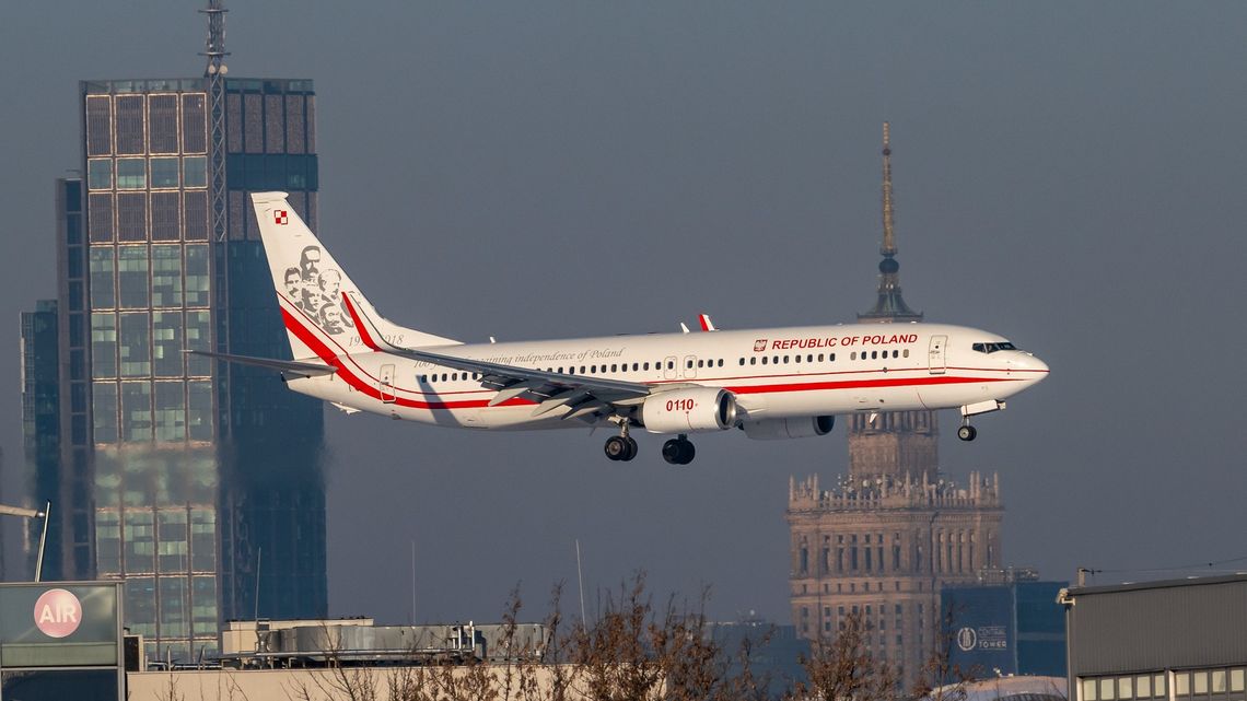 Wojskowe samoloty wystartowały. Lecą po Polaków samolot boeing 737 w Warszawie