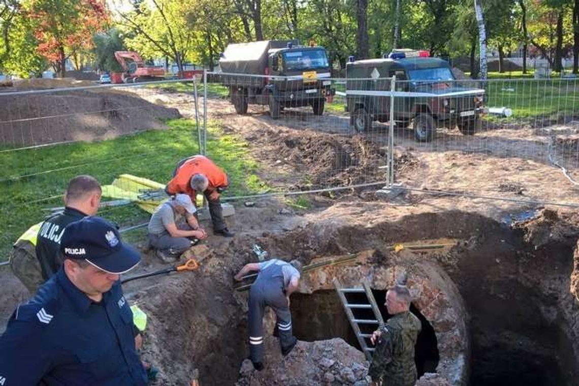 Wojskowi saperzy na placu Litewskim. Robotnicy odkopali pocisk artyleryjski Wojskowi saperzy na placu Litewskim. Robotnicy odkopali pocisk artyleryjski