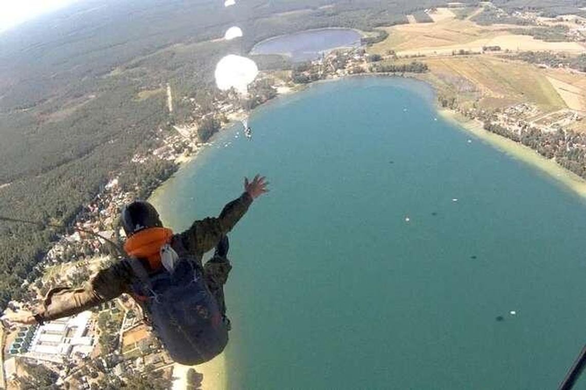 Wojskowy desant na Jezioro Białe. Dziś ćwiczenia skoków do wody