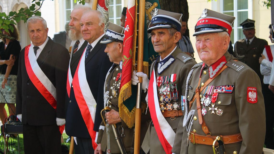 Wojskowy sprzęt, orkiestra i wspólne śpiewanie