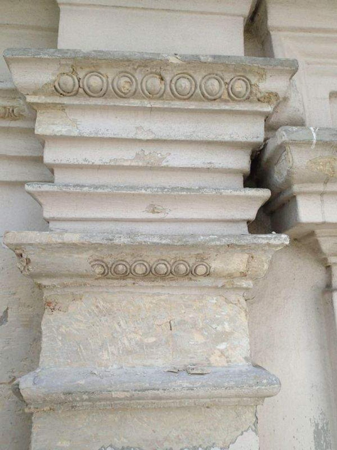 Wojsławice: Jońskie zdobienia u Michała Archanioła Wojsławice: Jońskie zdobienia u Michała Archanioła