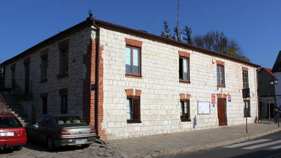 Wójt Janowca przeprowadzi się do szkoły