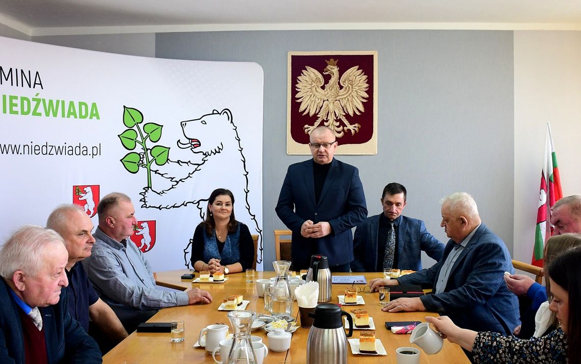 Marek Kubik i radni gminy Niedźwiada