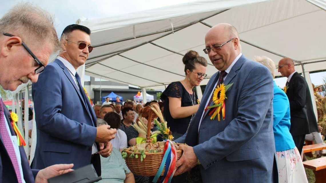 Wójt ma urlop jeszcze z 2020 roku i nie wziął nawet złotówki ekwiwalentu. Ale prezydent za te pieniądze kupił samochód Wójt ma urlop jeszcze z 2020 roku i nie wziął nawet złotówki ekwiwalentu. Ale prezydent za te pieniądze kupił samochód