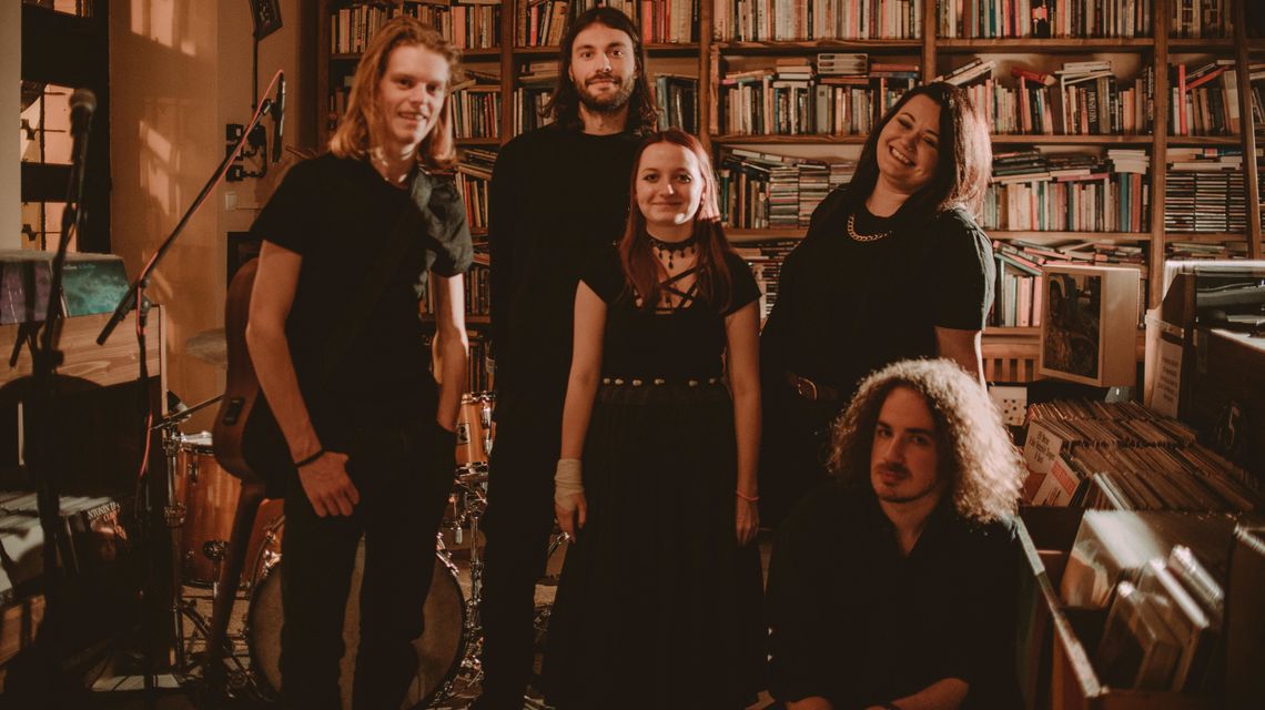 Wokalista z Australii założył zespół w Lublinie. The Embers można już słuchać w internecie