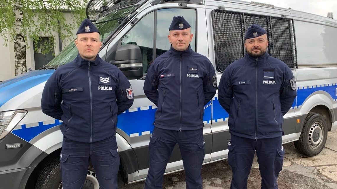 Wokół pełno ludzi, a na pomoc ruszyli policjanci Wokół pełno ludzi, a na pomoc ruszyli policjanci