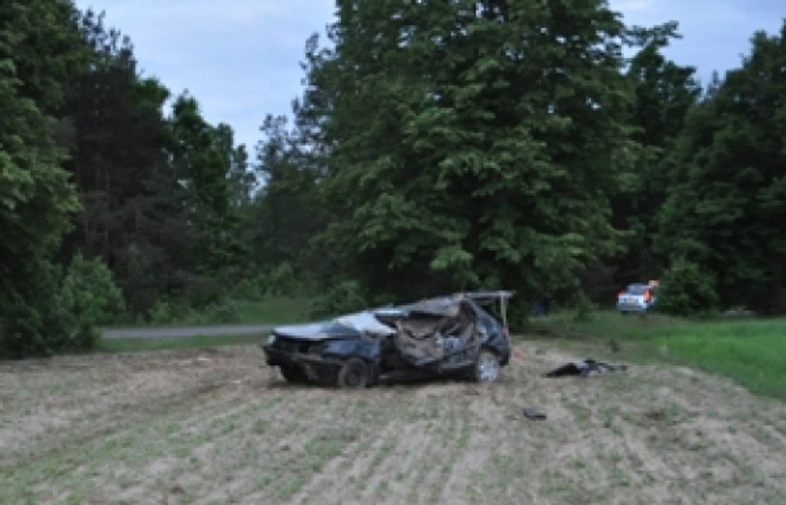 Wola Gułowska: Samochód uderzył w drzewo. Zginął pasażer