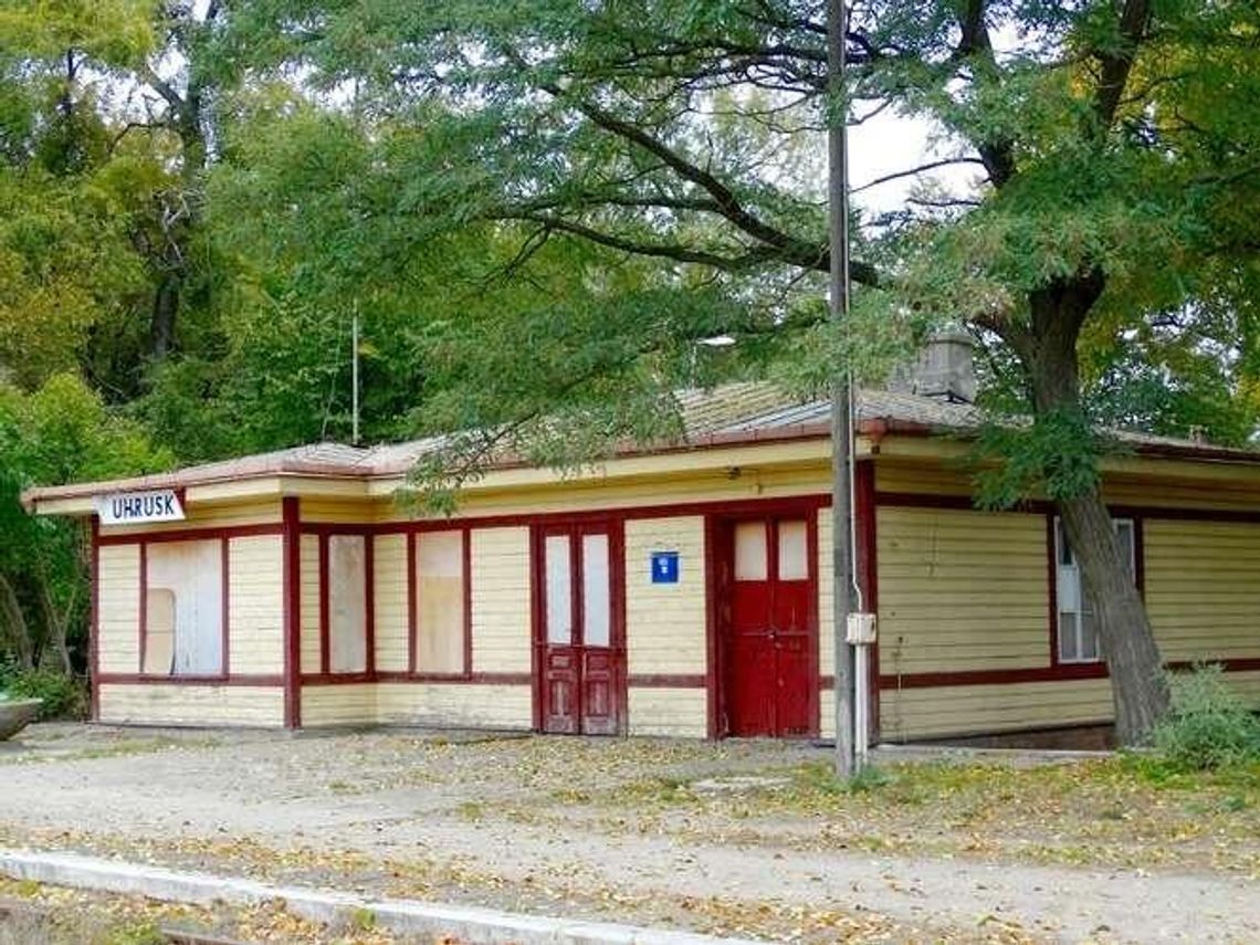 Wola Uhruska: Buty na stacji, pamiątki w wieży ciśnień