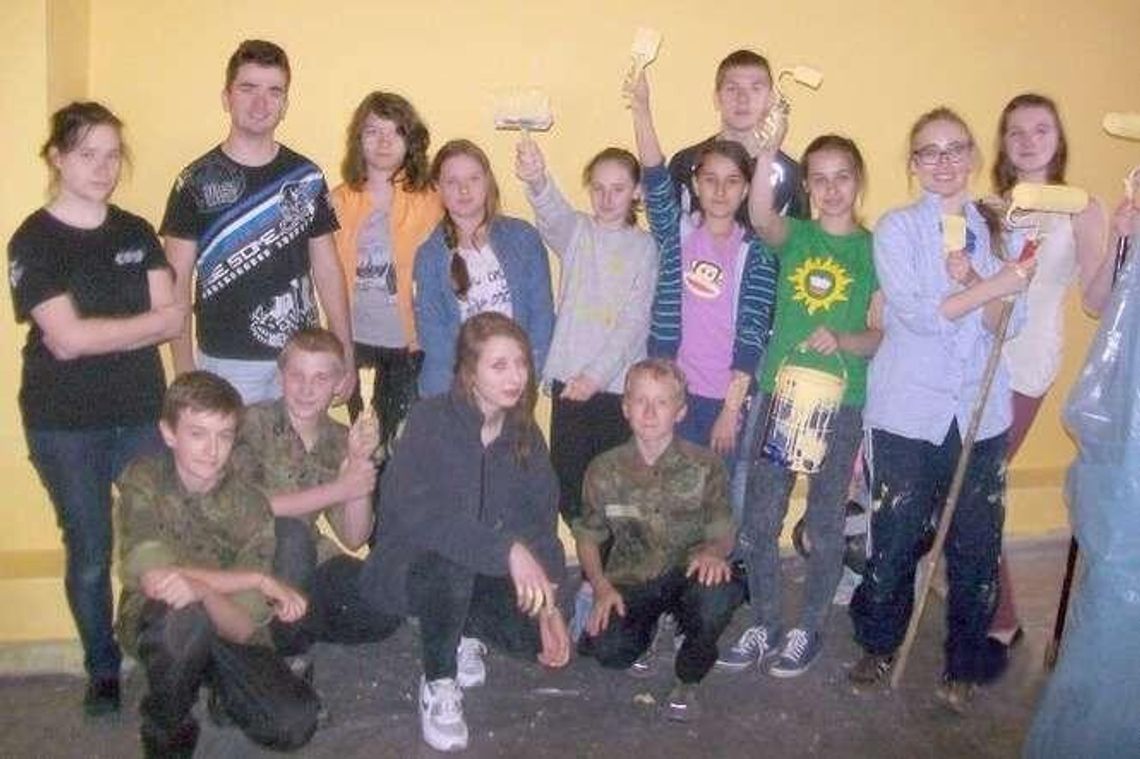 Wólka: Młodzież pracowała przy odnawianiu kościelnej sali Wólka: Młodzież pracowała przy odnawianiu kościelnej sali