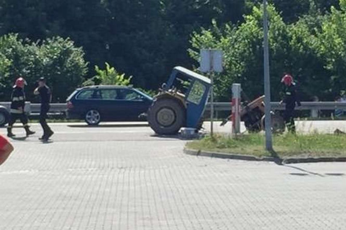 Wólka Orłowska. Traktor przełamał się na pół po zderzeniu z samochodem Wólka Orłowska. Traktor przełamał się na pół po zderzeniu z samochodem