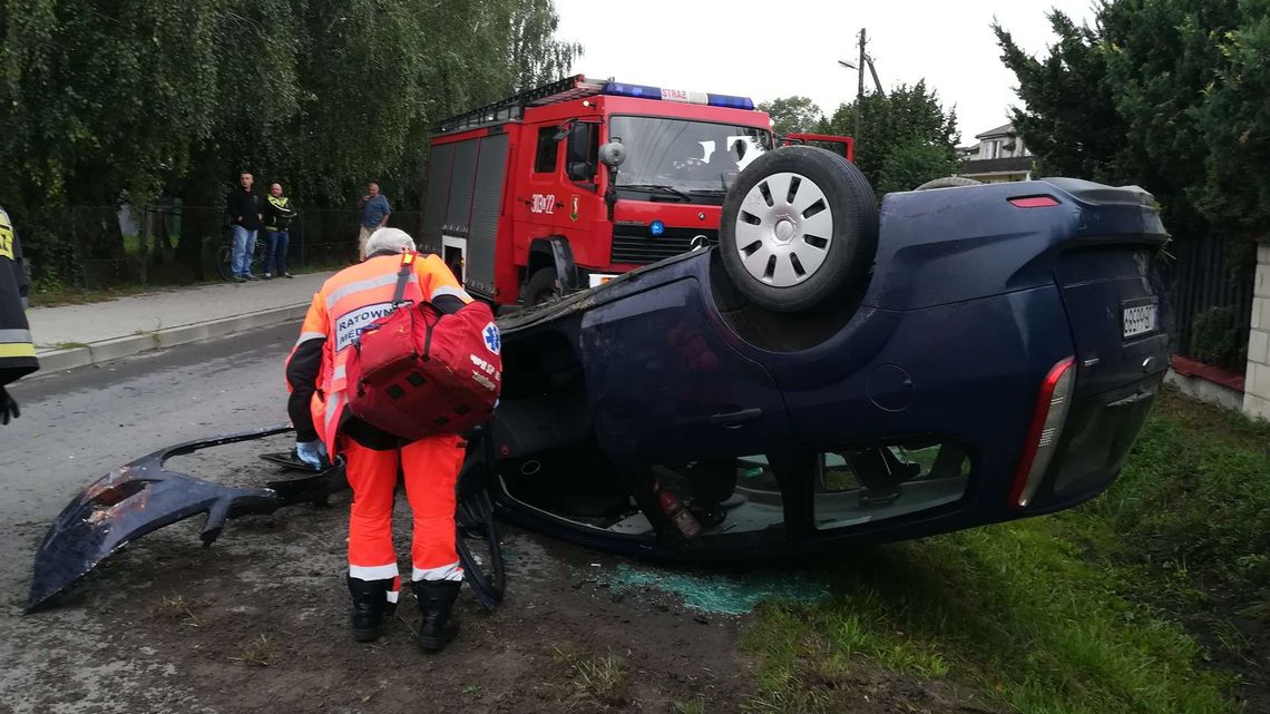 Wólka: Samochód dachował i wpadł do rowu. W środku trzy osoby