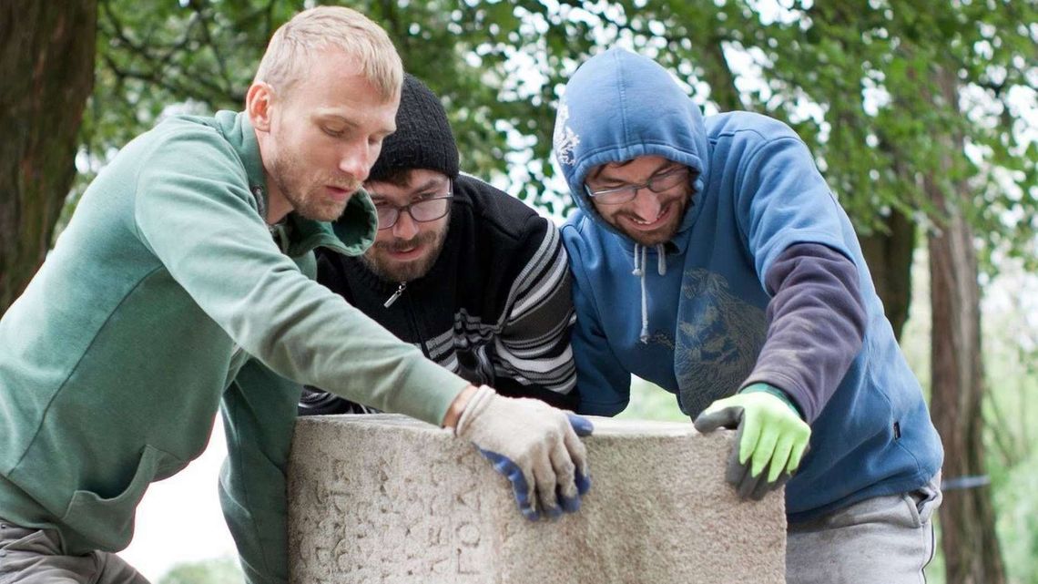 Wolontariusze jadą na cmentarz prawosławny w Werbkowicach
