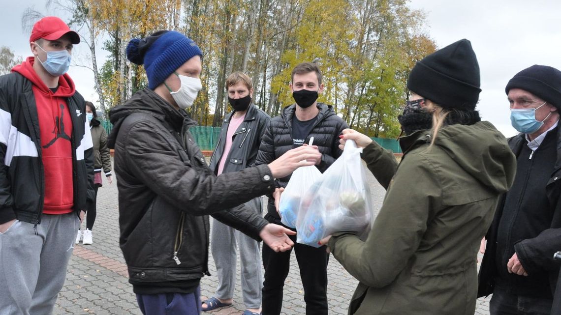 Wolontariusze pomagają Białorusinom w ośrodkach dla cudzoziemców