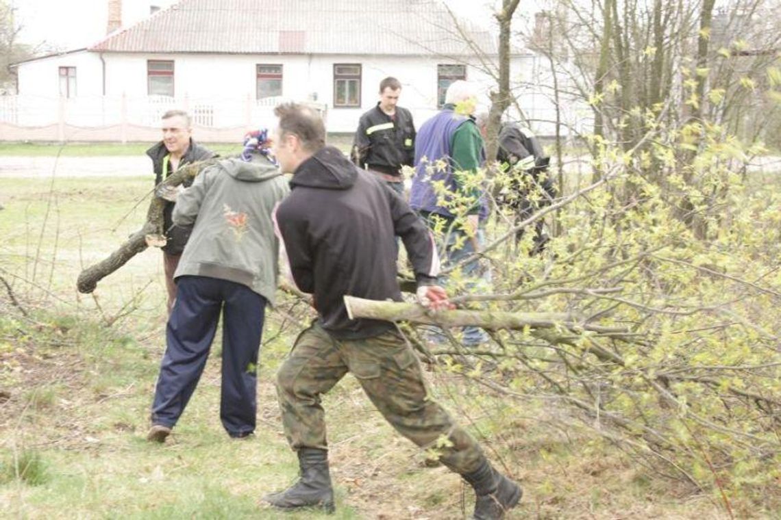 Wolontariusze porządkowali polski cmentarz w Lubomlu