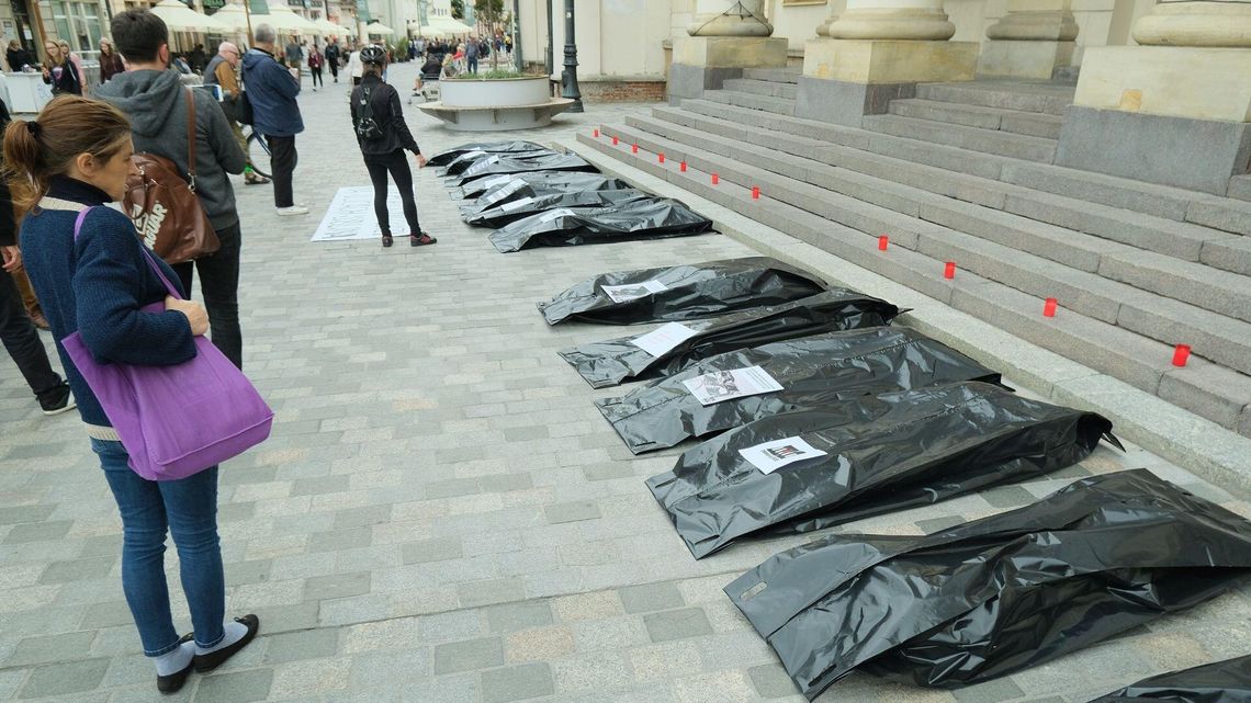 Worki na zwłoki przed Ratuszem w Lublinie. Aktywiści chcą zwężenia pasów jezdni