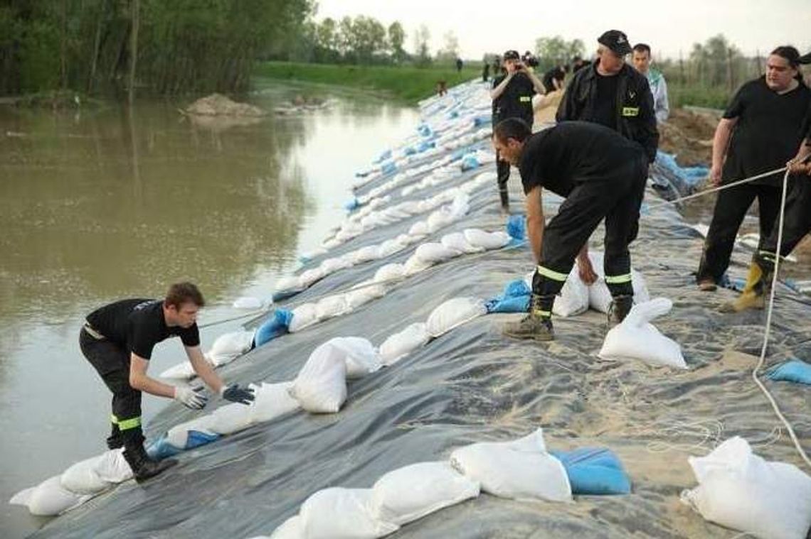 Worki z piaskiem zostają na wałach. Będą ulewy i burze z gradem