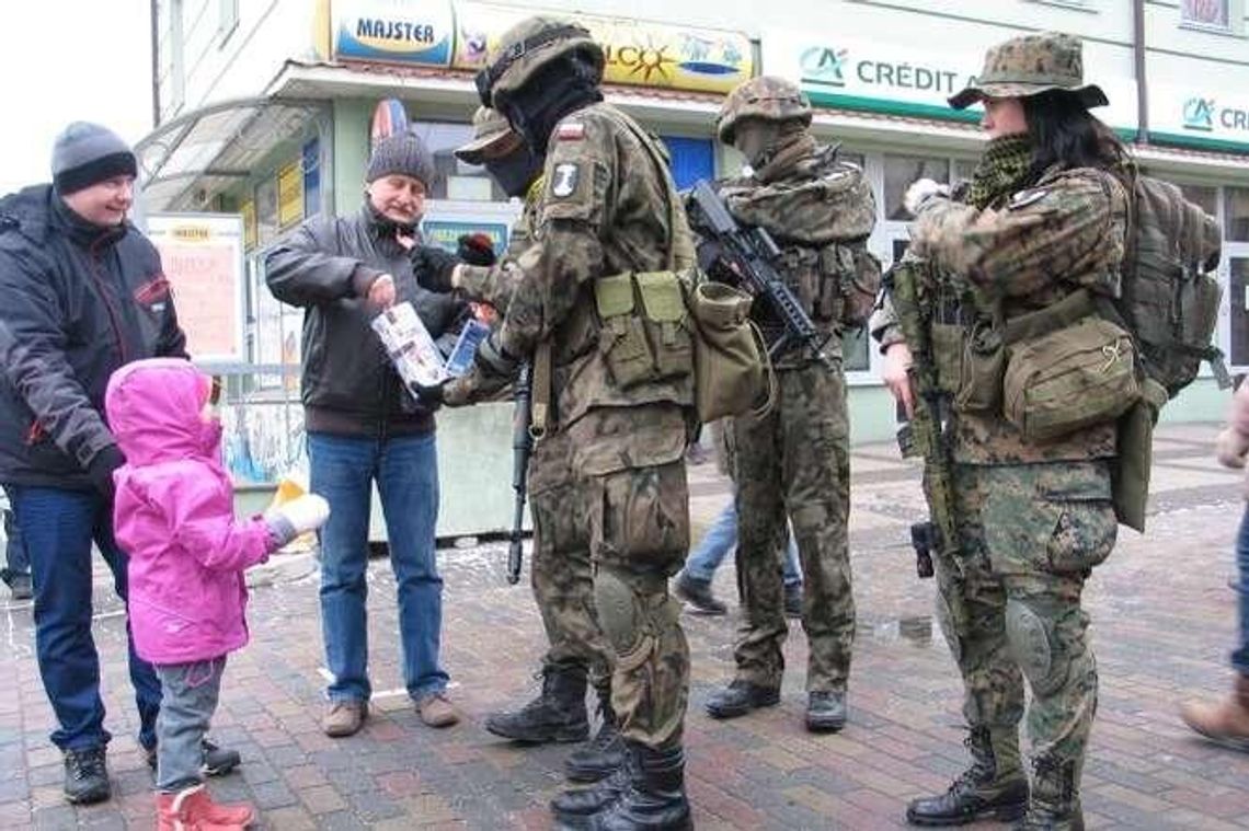 WOŚP w Chełmie: Mundurowi zachęcają do pomagania (zdjęcia) WOŚP w Chełmie: Mundurowi zachęcają do pomagania (zdjęcia)