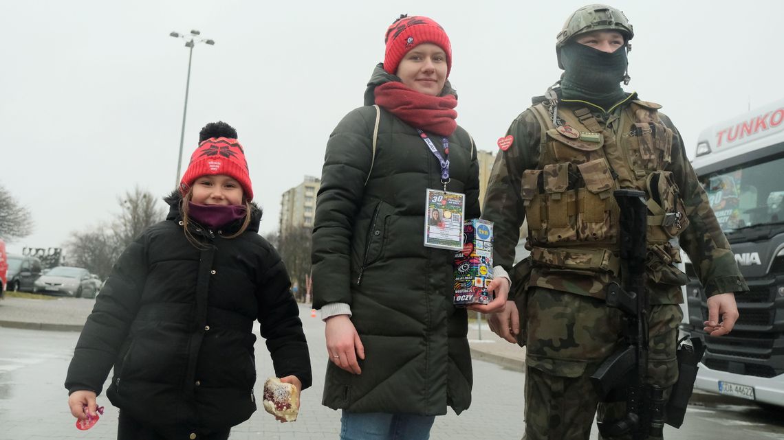 WOŚP w Lublinie. Strażacy, ratownicy medyczni i duże pojazdy przed halą Globus