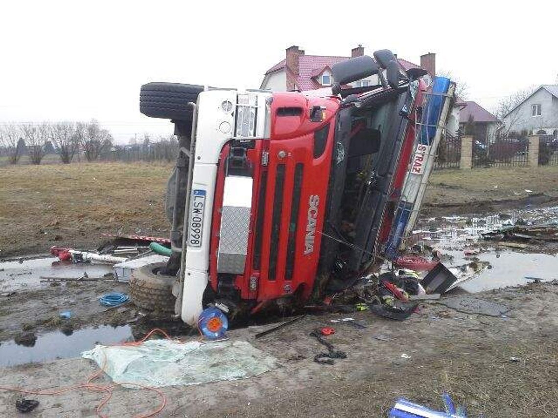 Wóz strażacki dachował. Trzech strażaków rannych