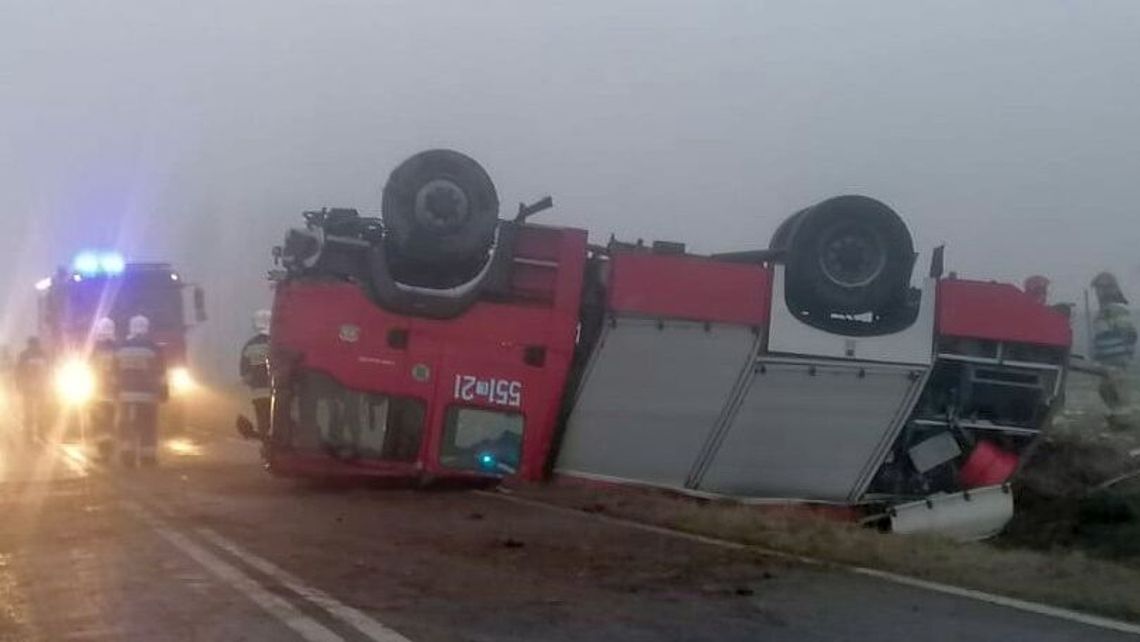 Wóz strażacki wpadł w poślizg i dachował. Trzech strażaków w szpitalu