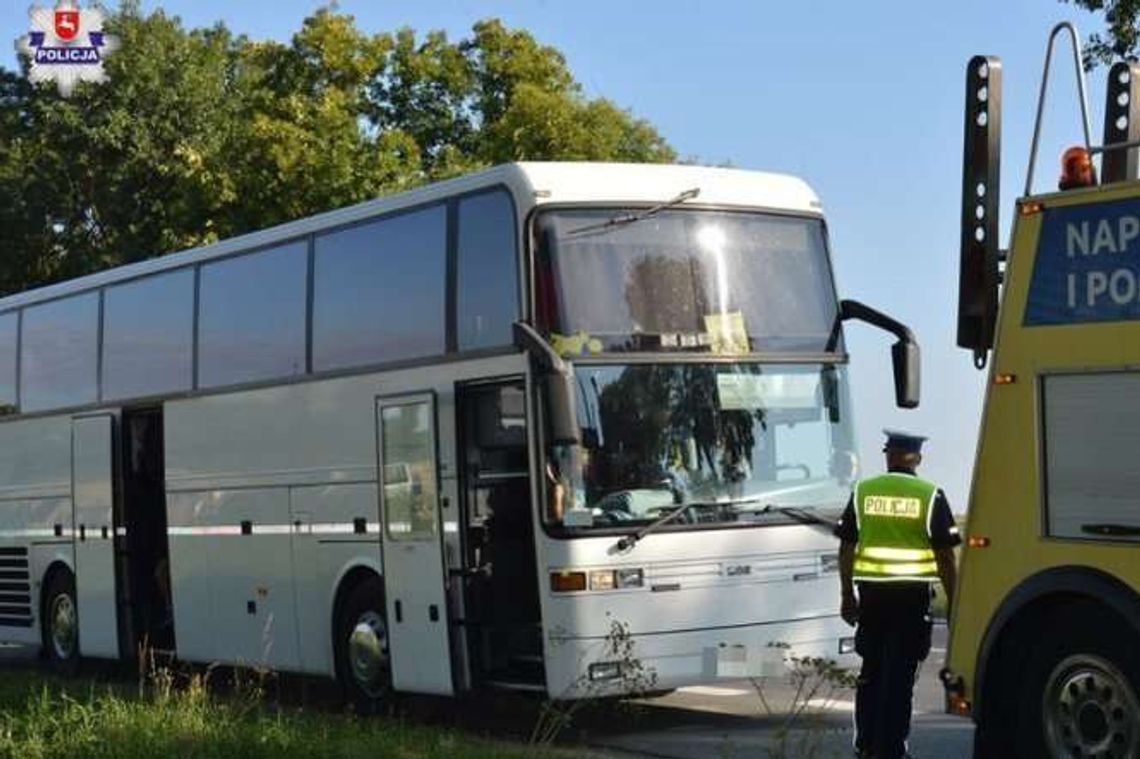 Woził wycieczki mimo że nie miał uprawnień. Wpadł, bo przekroczył prędkość