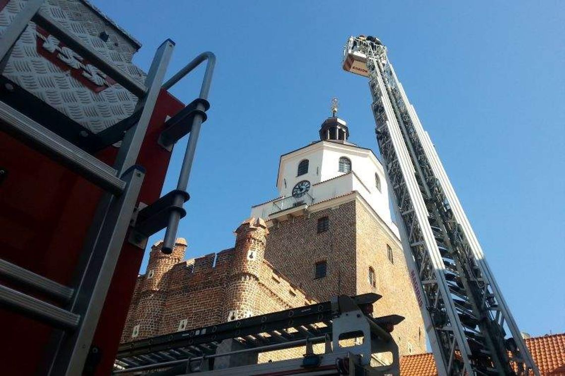 Wozy strażackie i drabina przed Bramą Krakowską. Co się stało?