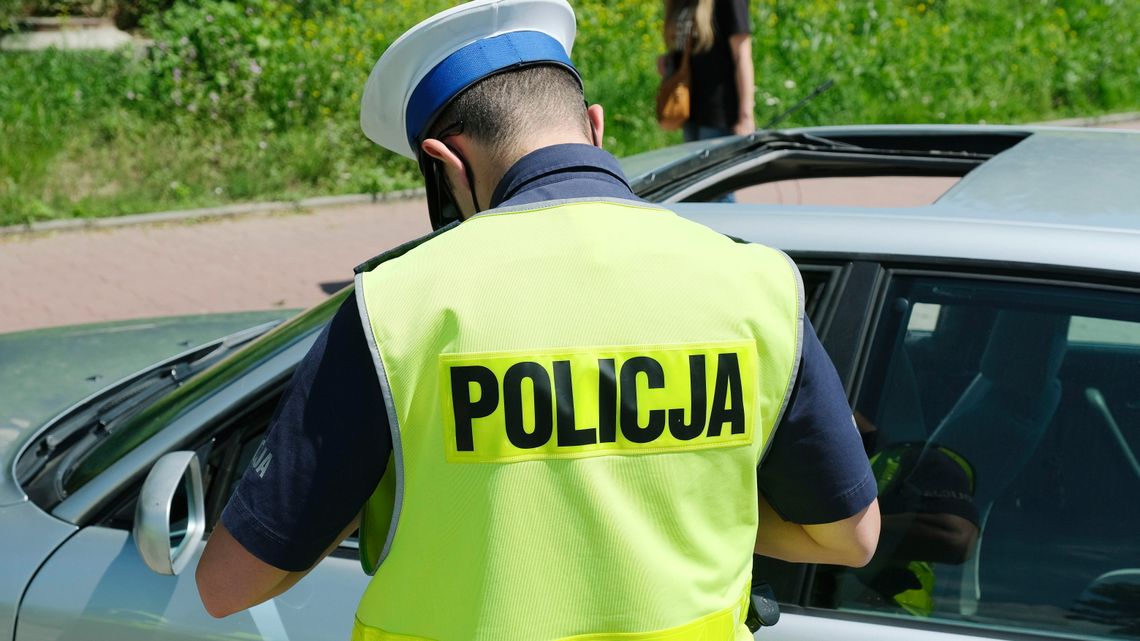 Wpadka kierowcy koło Puław. Tłumaczył się, że „pił wino ze swoją dziewczyną” Wpadka kierowcy koło Puław. Tłumaczył się, że „pił wino ze swoją dziewczyną”