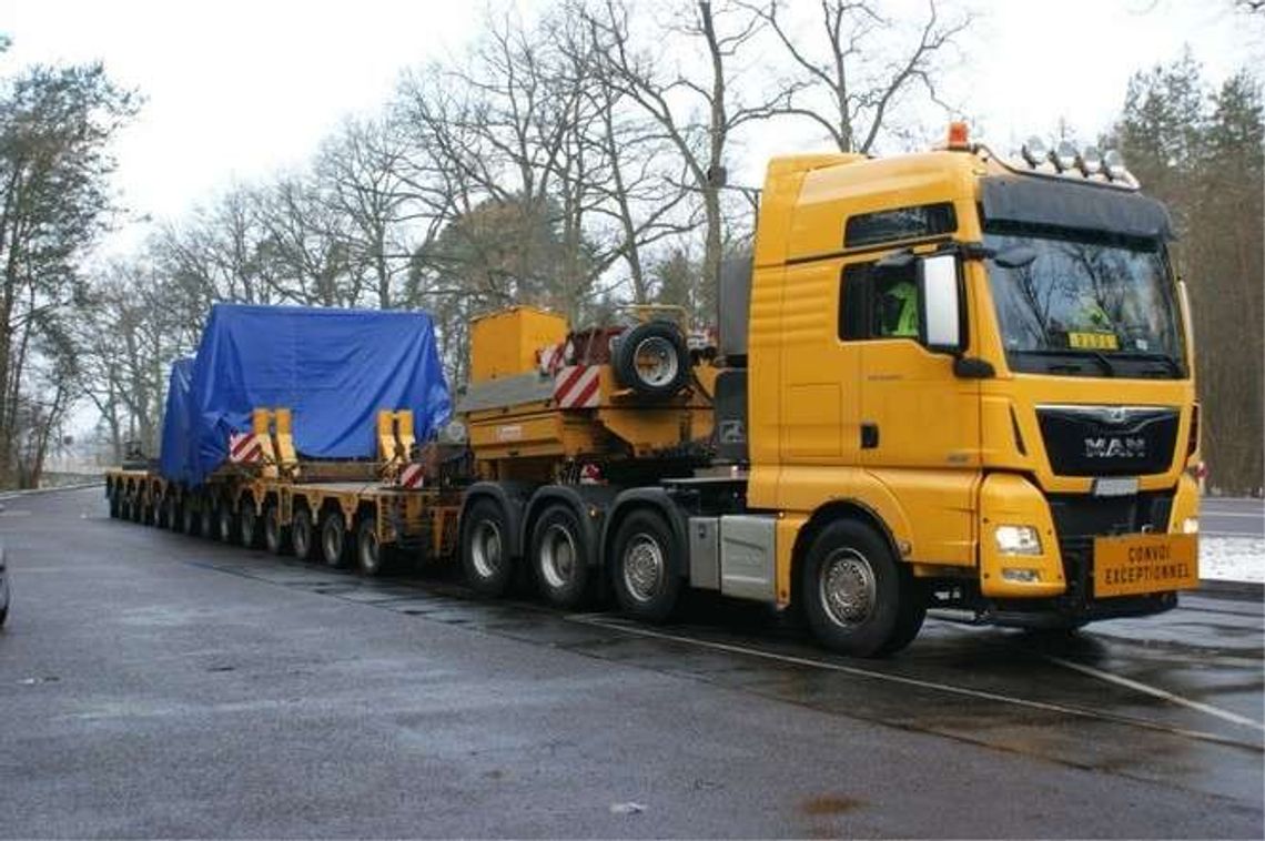 Wpadka przewoźnika. Ten pojazd ważył aż 178 ton, a naczepa miała 112 opon