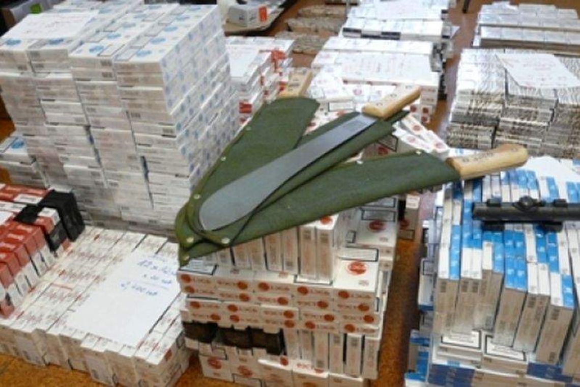 Wpadł, bo jechał 140 km/h. Miał nielegalne papierosy i broń