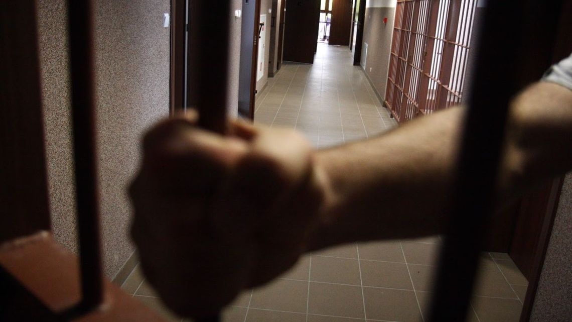 Wpadł na próbie kradzieży. Wyszło na jaw, że już powinien być za kratkami