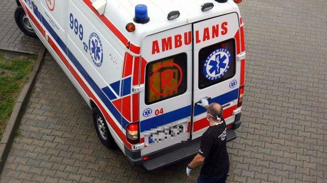 Wpadł pod ciężarówkę, a potem pobił ratownika. Ze szpitala do aresztu